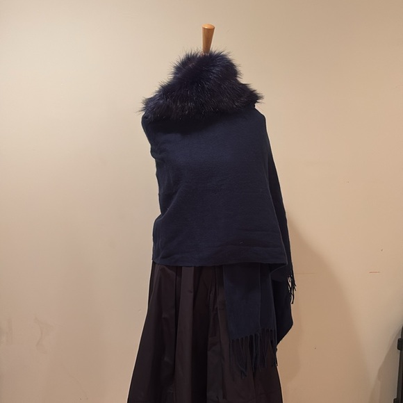 Navy blue soft wool mix, faux fur collar wrap - Picture 2 of 3